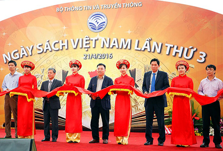 Cắt băng khai trương Ngày sách Việt Nam lần thứ 3.